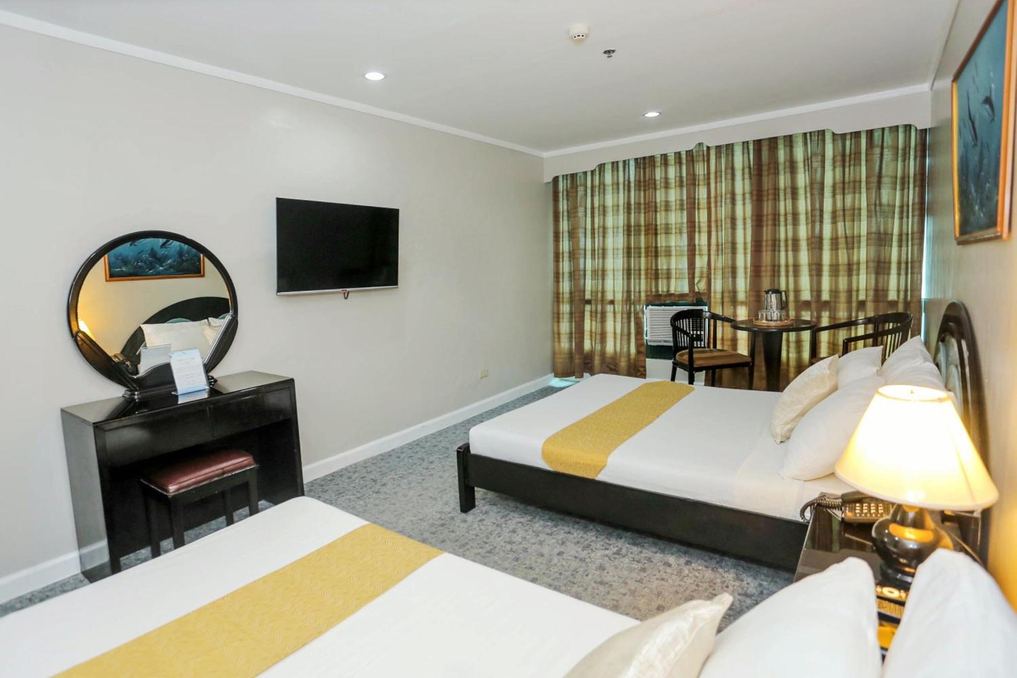 Holiday Plaza Hotel - Cebu Esterno foto