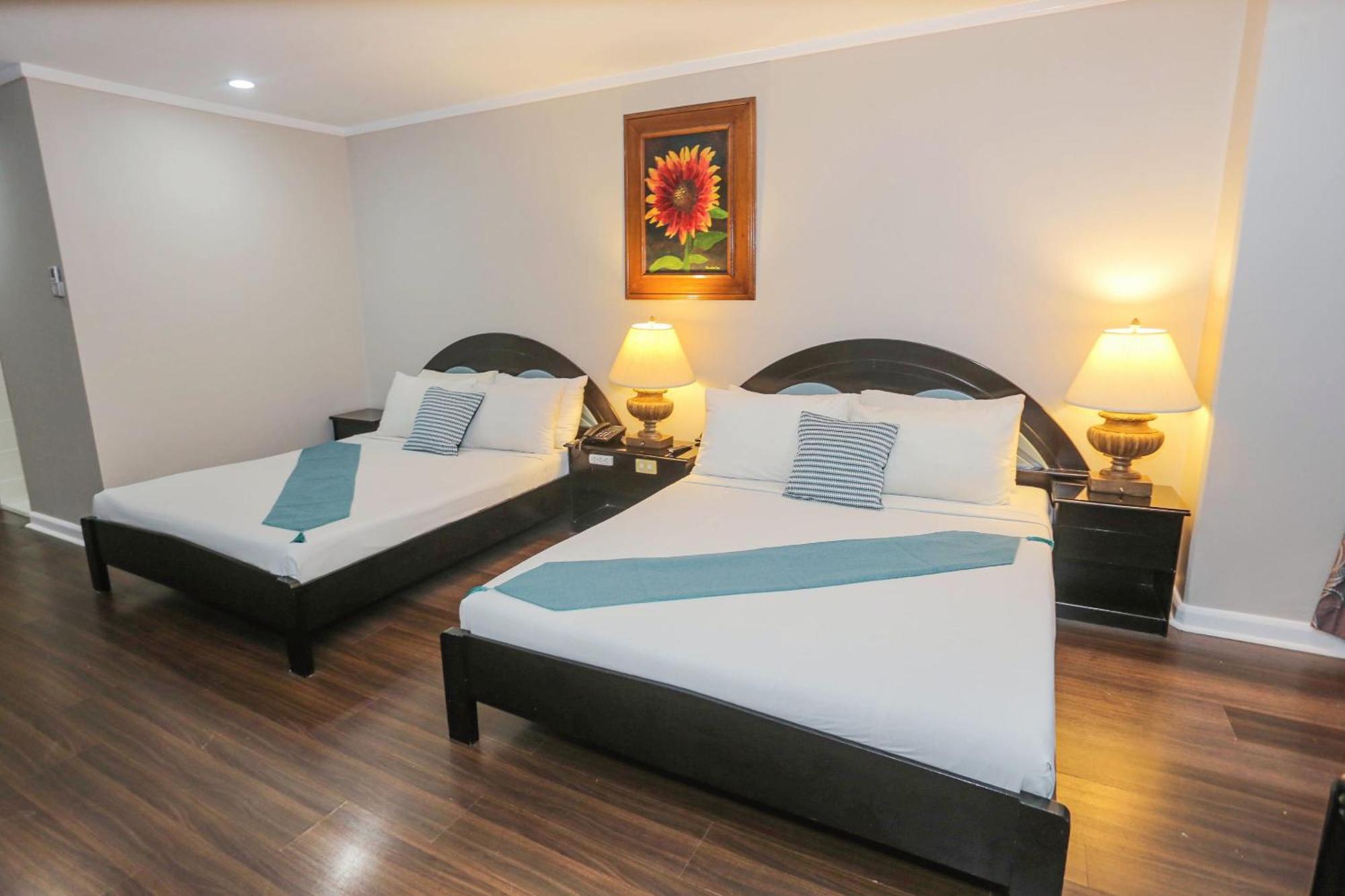 Holiday Plaza Hotel - Cebu Esterno foto