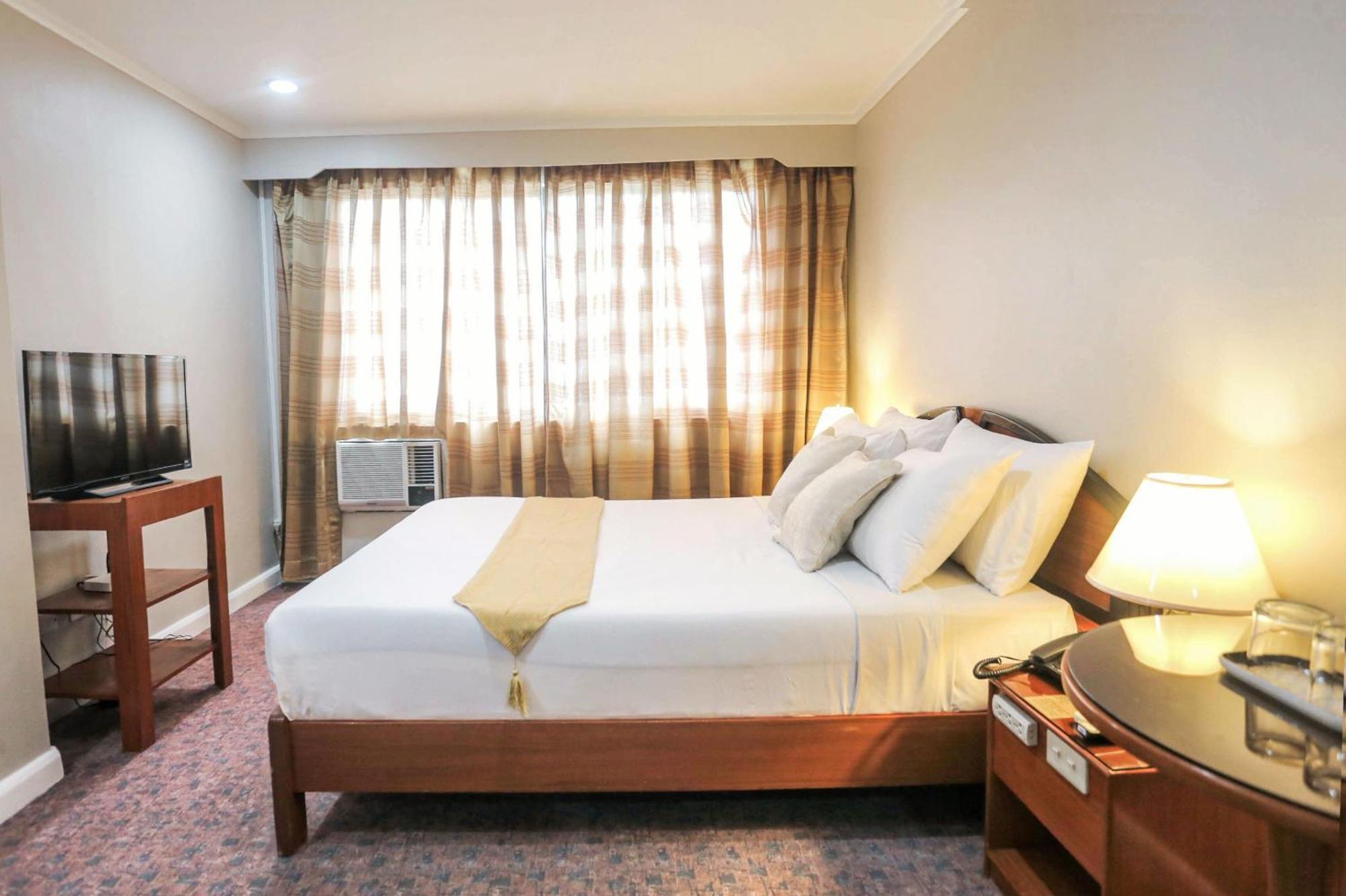 Holiday Plaza Hotel - Cebu Esterno foto