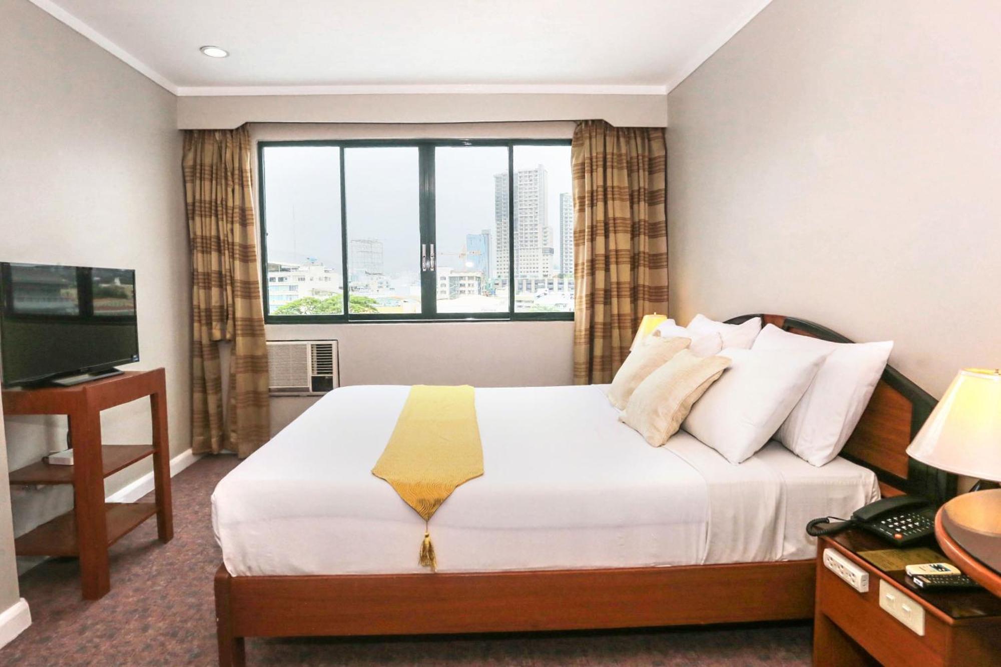 Holiday Plaza Hotel - Cebu Esterno foto
