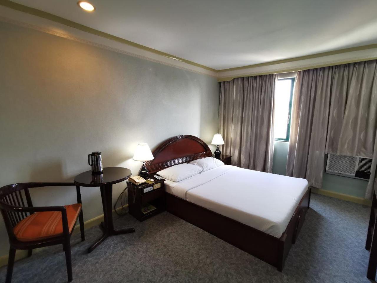 Holiday Plaza Hotel - Cebu Esterno foto